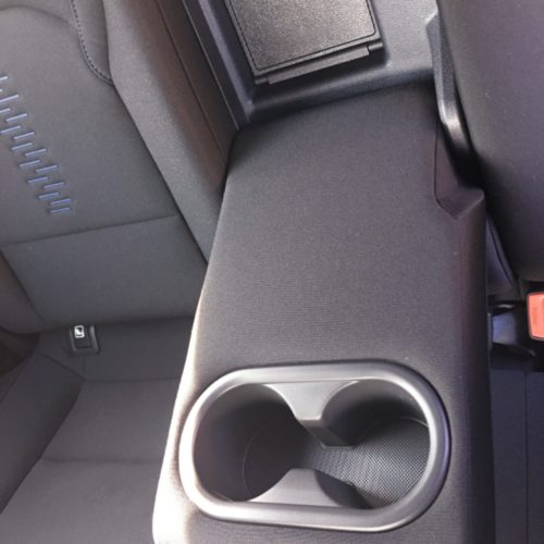 180716 Hyundai i30 opěrka mezi sedadly zadní detail