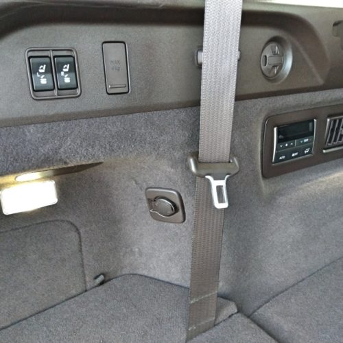 Lexus 450RhL zezadu kufr detail ovladače