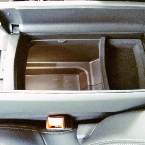 Peugeot 3008_schránka mezi předními sedadly