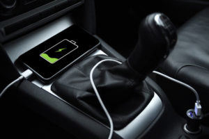 3 tipy na nabíjení mobilů v autě: pozor na kolony nebo rychlost bezdrátových nabíječek