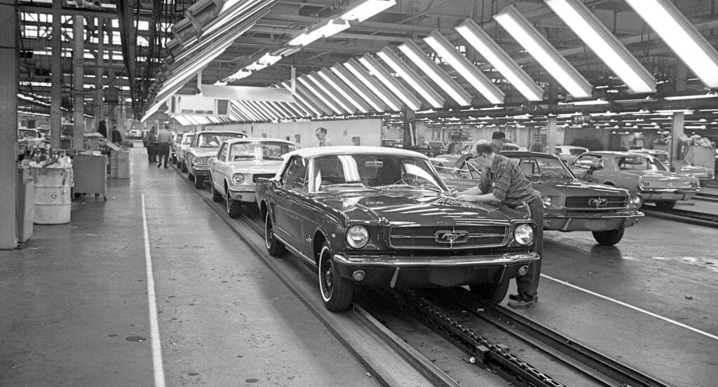 Ford Mustang dnes oslavil šedesáté narozeniny. K výročí si daroval několik novinek