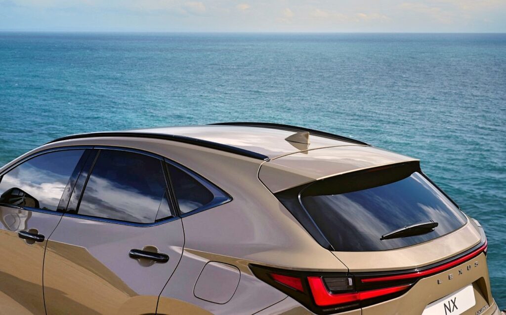 Lexus připravuje model, který si troufne i mimo asfalt